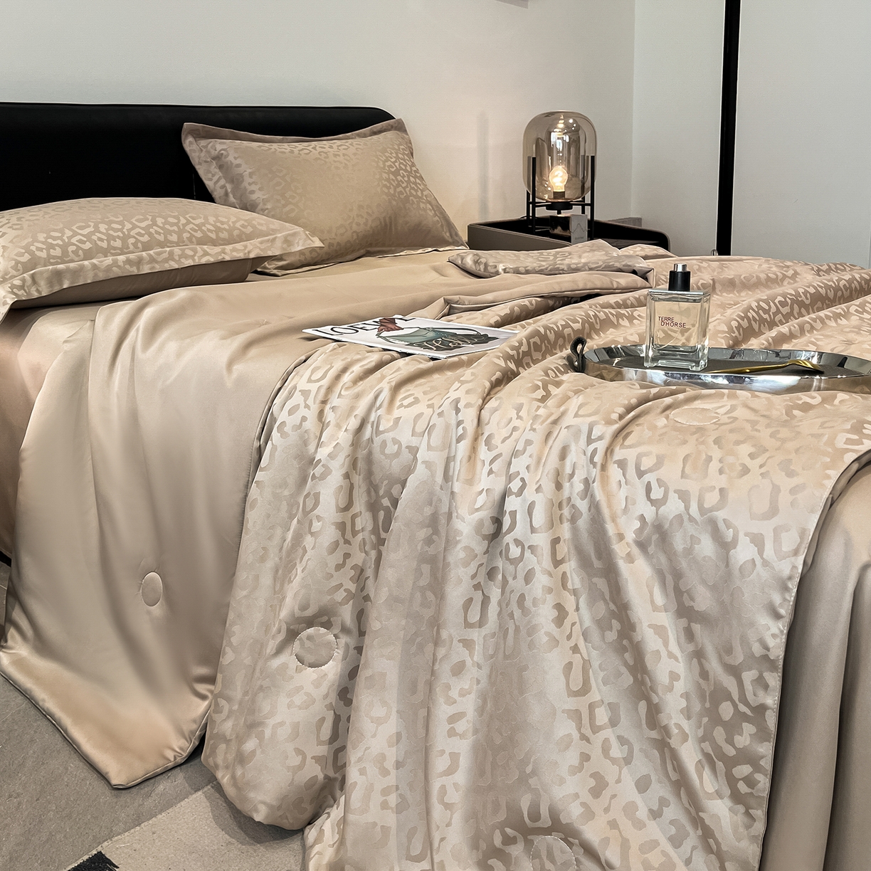 91家纺网 家纺一手货源 找家纺 逸尚阁 2026新款水洗真丝豹纹夏被四件套 豹纹夏被-香槟色