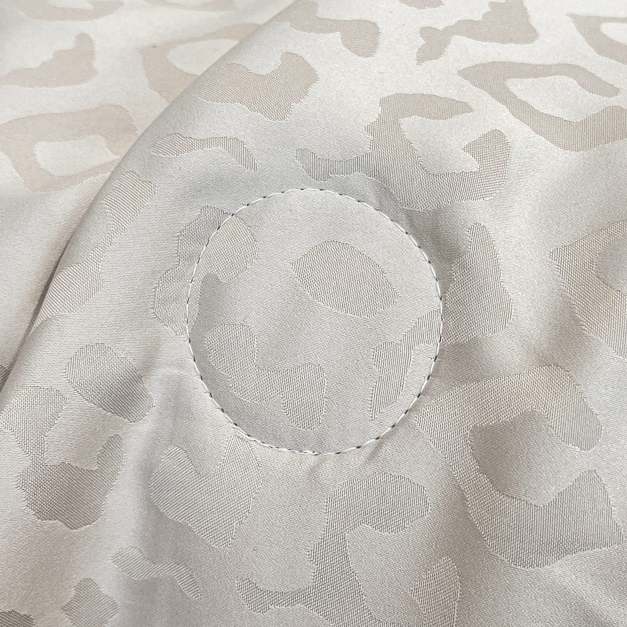 91家纺网 家纺一手货源 找家纺 逸尚阁 2026新款水洗真丝豹纹夏被四件套 豹纹夏被-灰