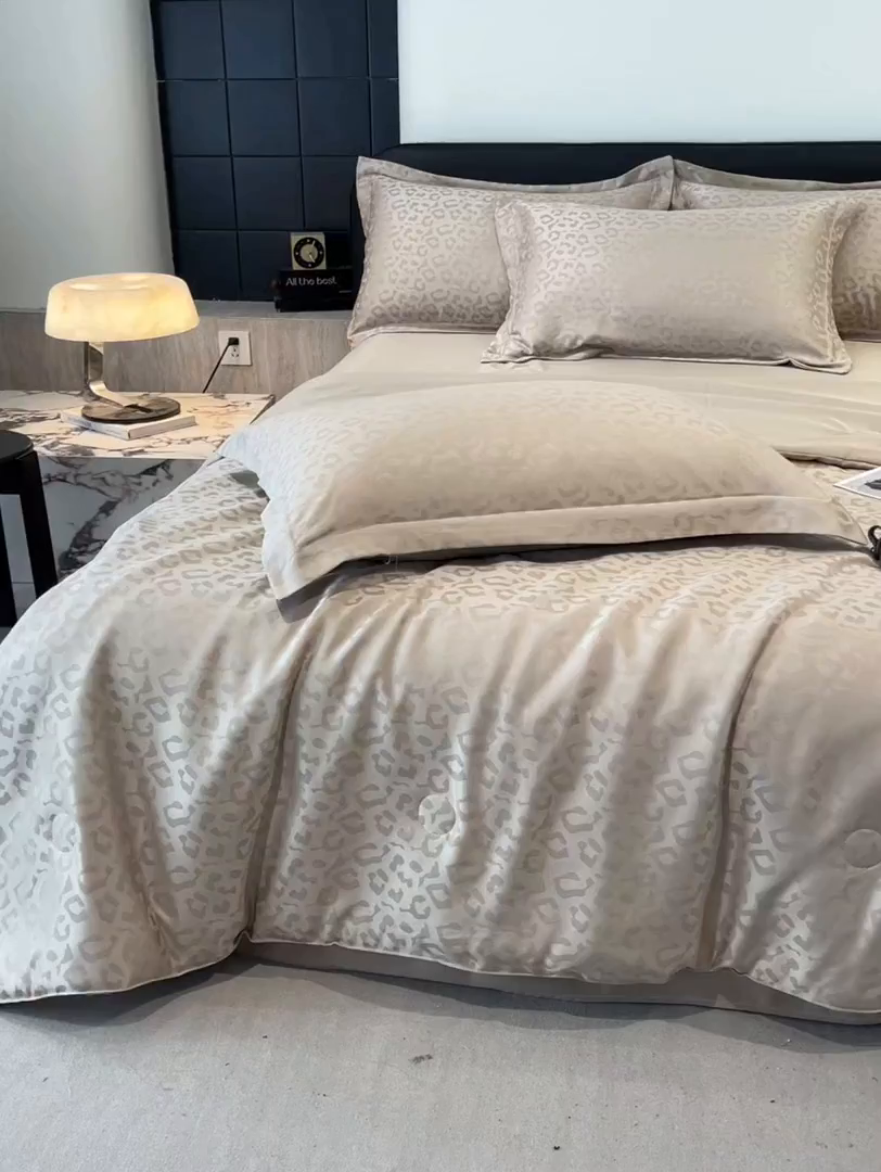 91家纺网 家纺一手货源 找家纺 逸尚阁 2026新款水洗真丝豹纹夏被四件套 豹纹夏被-香槟色