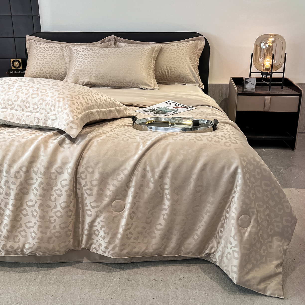 91家纺网 家纺一手货源 找家纺 逸尚阁 2026新款水洗真丝豹纹夏被四件套 豹纹夏被-香槟色