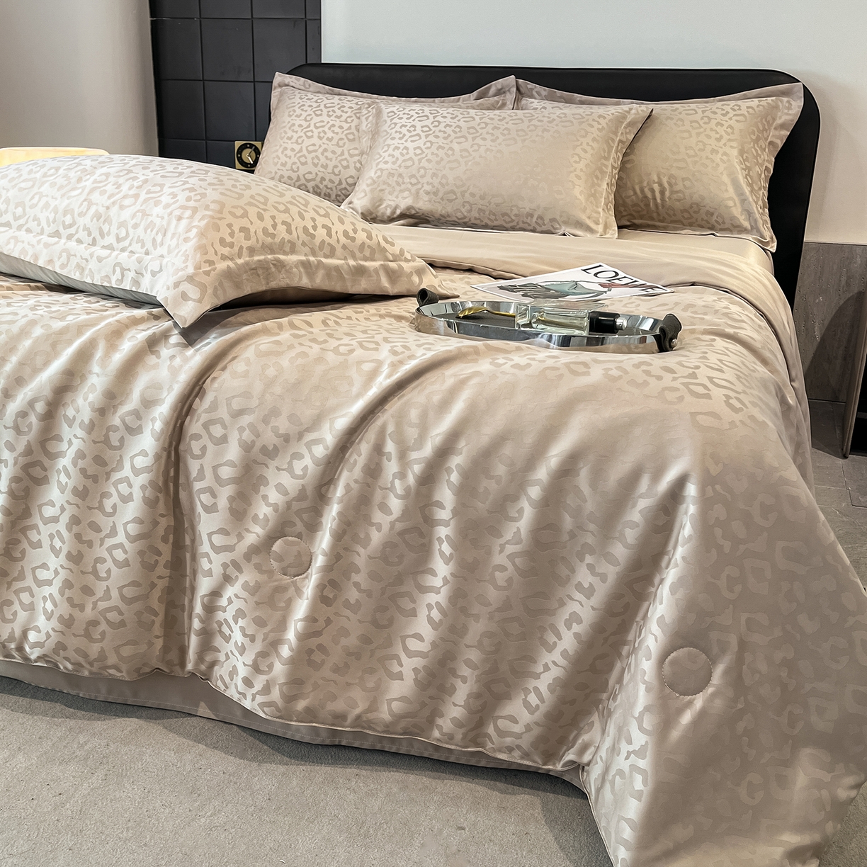 91家纺网 家纺一手货源 找家纺 逸尚阁 2026新款水洗真丝豹纹夏被四件套 豹纹夏被-香槟色