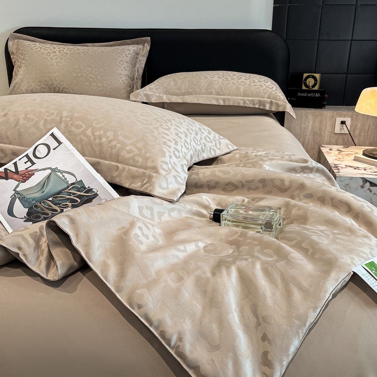 91家纺网 家纺一手货源 找家纺 逸尚阁 2026新款水洗真丝豹纹夏被四件套 豹纹夏被-香槟色