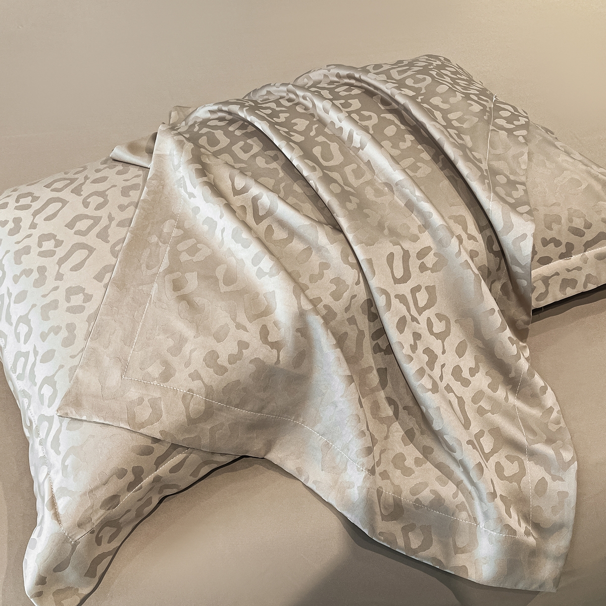 91家纺网 家纺一手货源 找家纺 逸尚阁 2026新款水洗真丝豹纹夏被四件套 豹纹夏被-香槟色