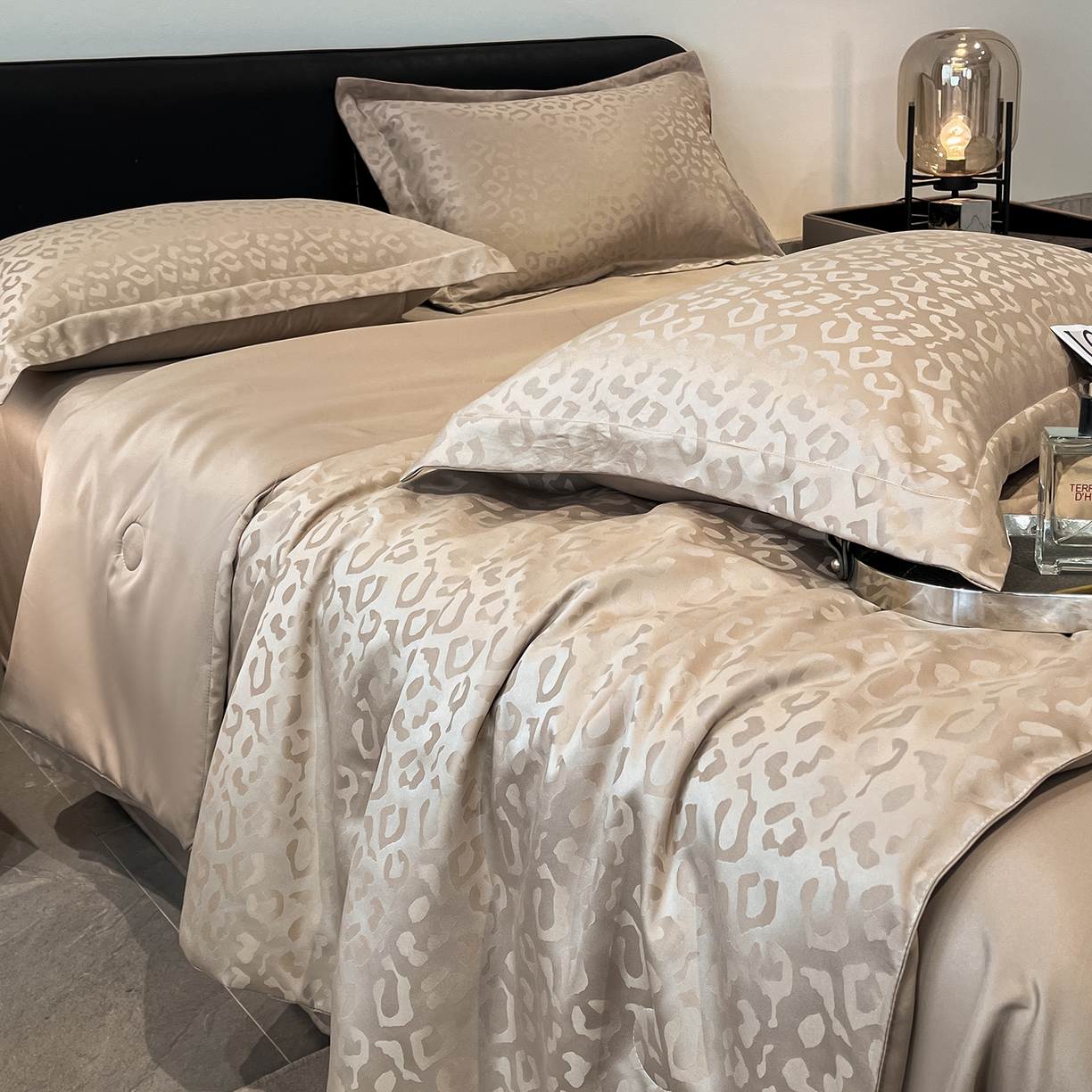 91家纺网 家纺一手货源 找家纺 逸尚阁 2026新款水洗真丝豹纹夏被四件套 豹纹夏被-香槟色