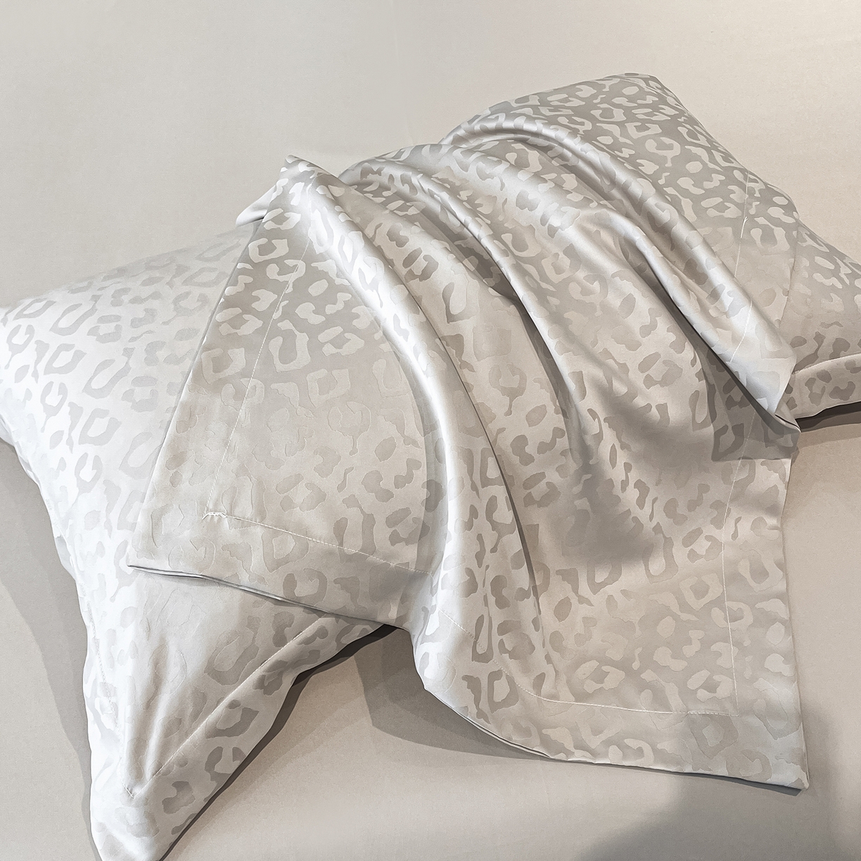 91家纺网 家纺一手货源 找家纺 逸尚阁 2026新款水洗真丝豹纹夏被四件套 豹纹夏被-灰