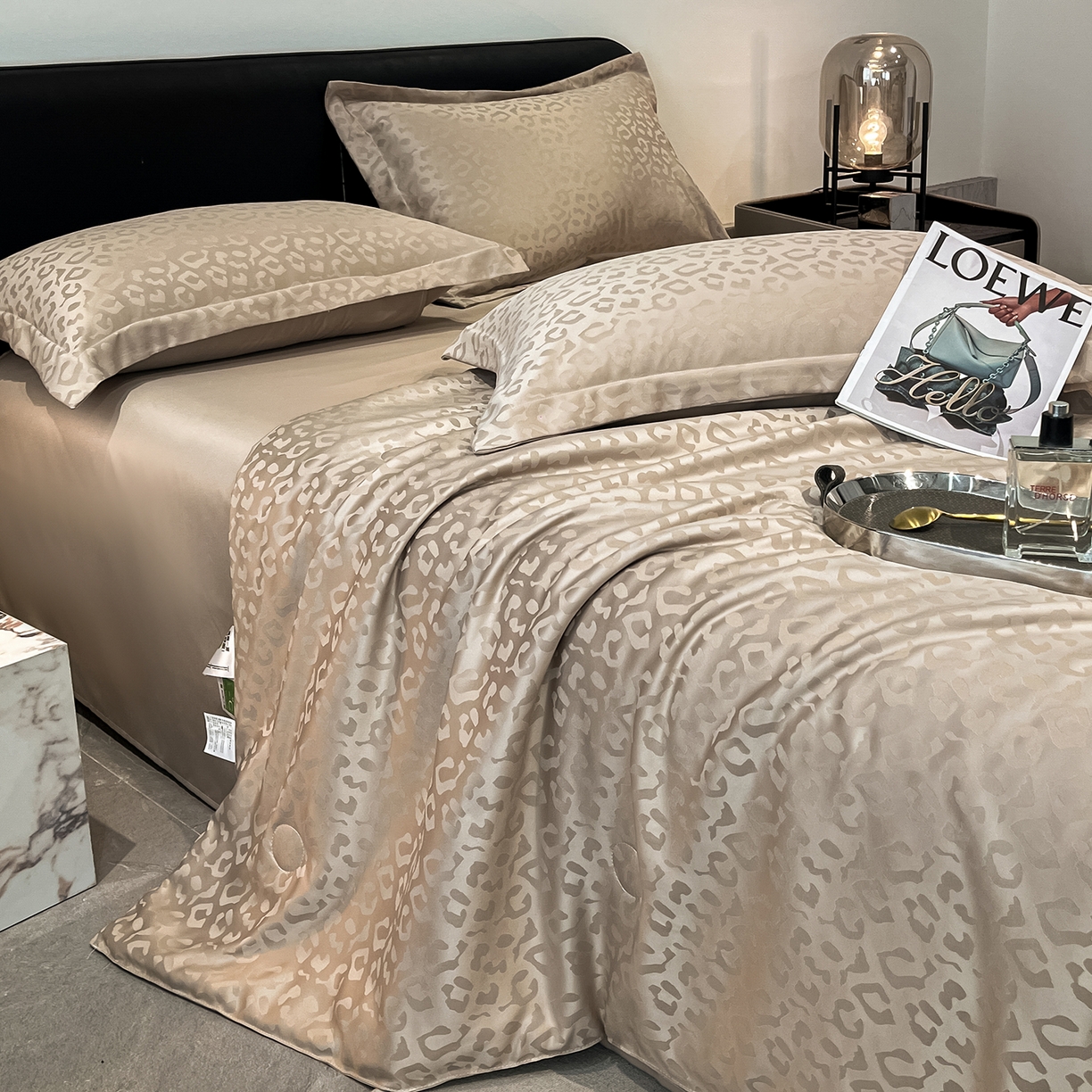 91家纺网 家纺一手货源 找家纺 逸尚阁 2026新款水洗真丝豹纹夏被四件套 豹纹夏被-香槟色