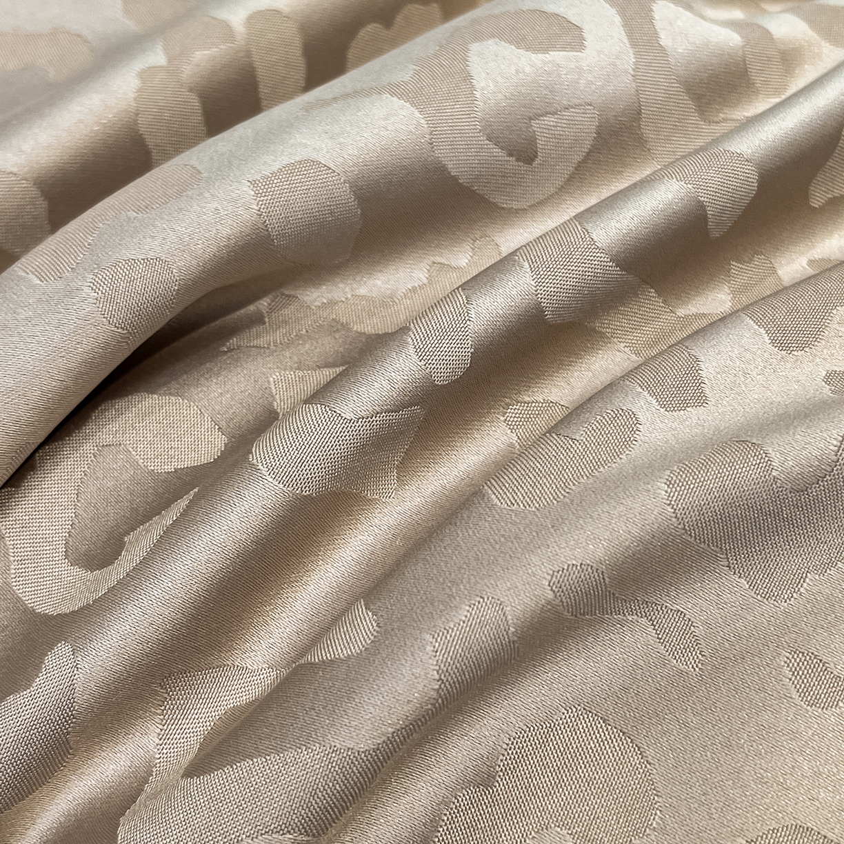 91家纺网 家纺一手货源 找家纺 逸尚阁 2026新款水洗真丝豹纹夏被四件套 豹纹夏被-香槟色