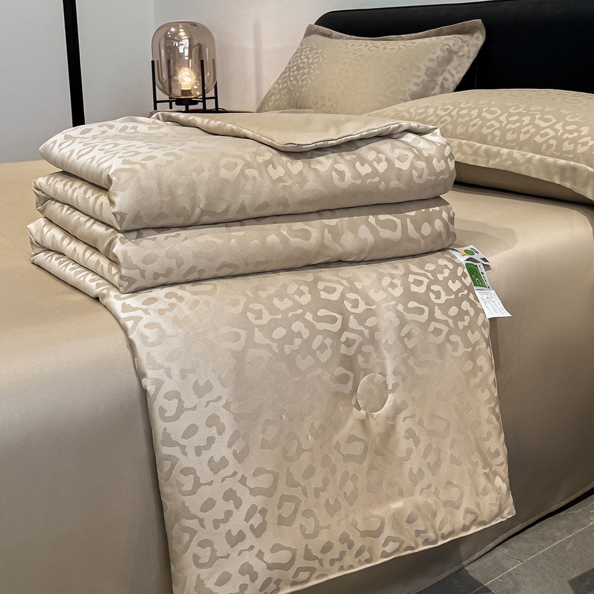 91家纺网 家纺一手货源 找家纺 逸尚阁 2026新款水洗真丝豹纹夏被四件套 豹纹夏被-香槟色