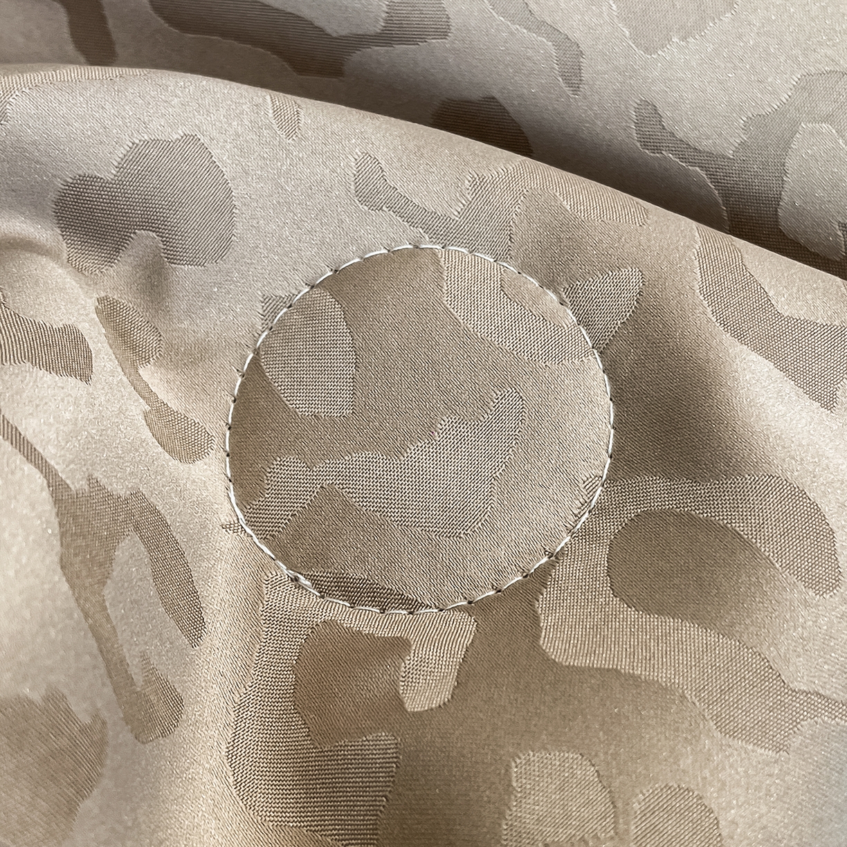 91家纺网 家纺一手货源 找家纺 逸尚阁 2026新款水洗真丝豹纹夏被四件套 豹纹夏被-香槟色