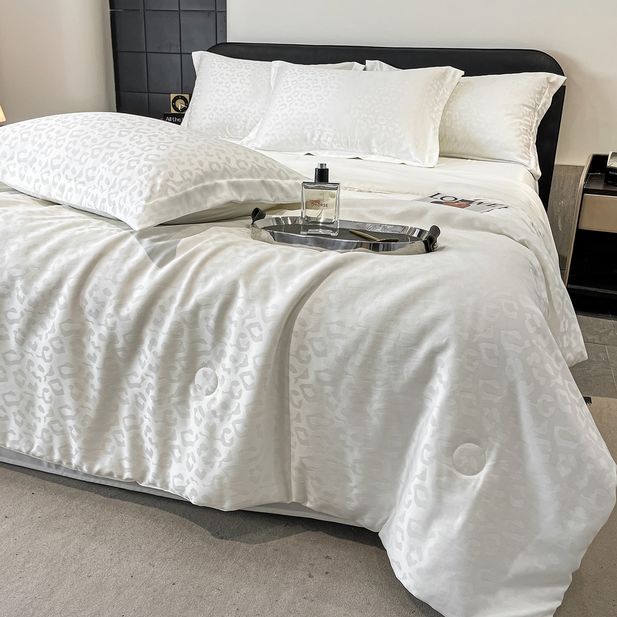 91家纺网 家纺一手货源 找家纺 逸尚阁 2026新款水洗真丝豹纹夏被四件套 豹纹夏被-白