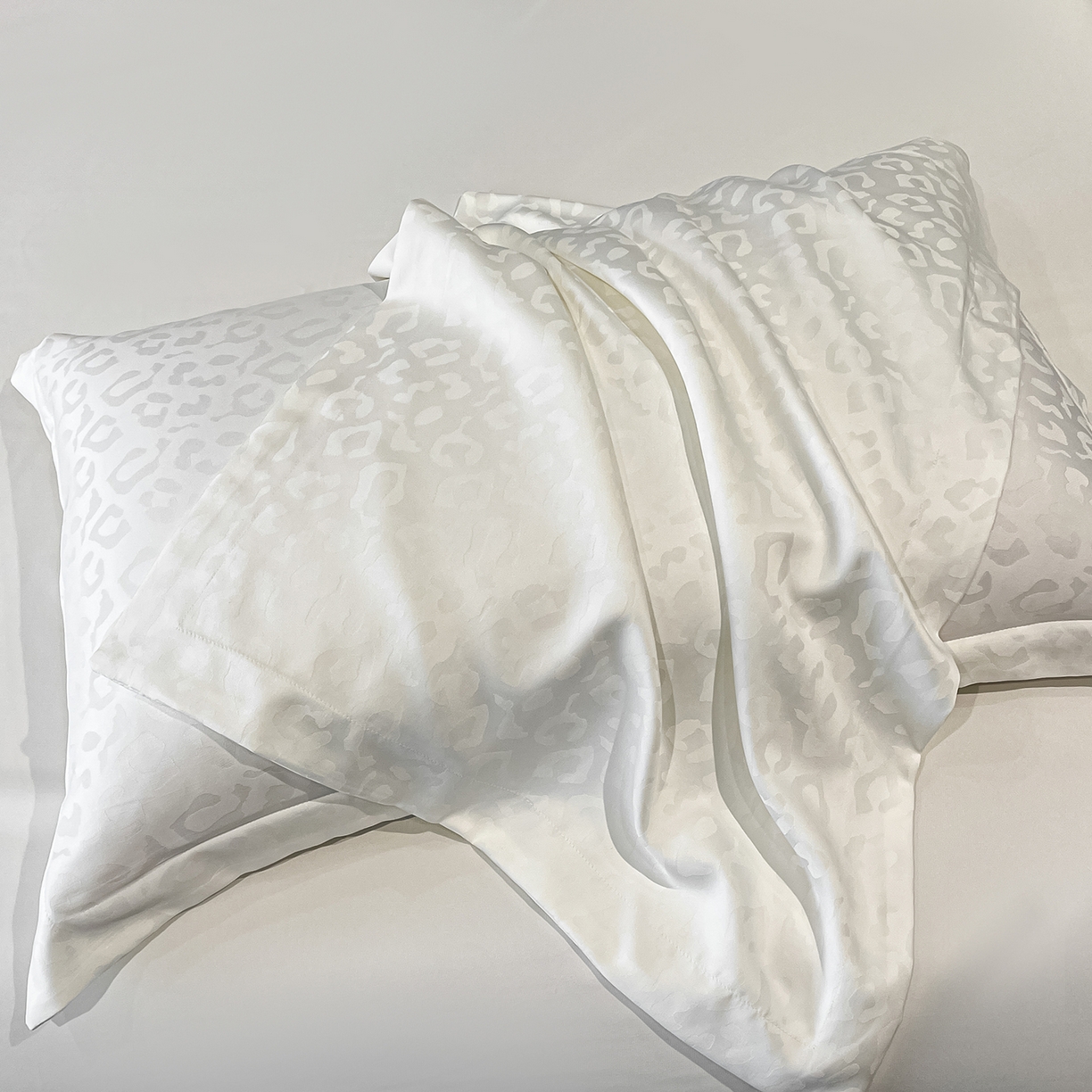 91家纺网 家纺一手货源 找家纺 逸尚阁 2026新款水洗真丝豹纹夏被四件套 豹纹夏被-白