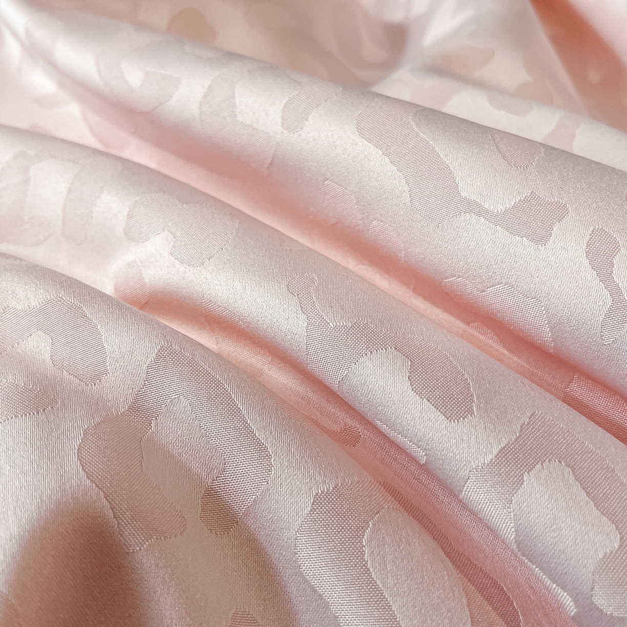 91家纺网 家纺一手货源 找家纺 逸尚阁 2026新款水洗真丝豹纹夏被四件套 豹纹夏被-粉