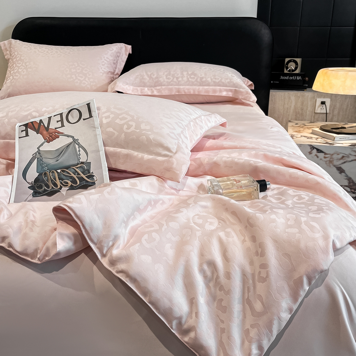 91家纺网 家纺一手货源 找家纺 逸尚阁 2026新款水洗真丝豹纹夏被四件套 豹纹夏被-粉