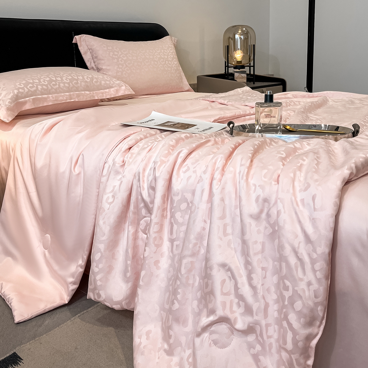 91家纺网 家纺一手货源 找家纺 逸尚阁 2026新款水洗真丝豹纹夏被四件套 豹纹夏被-粉