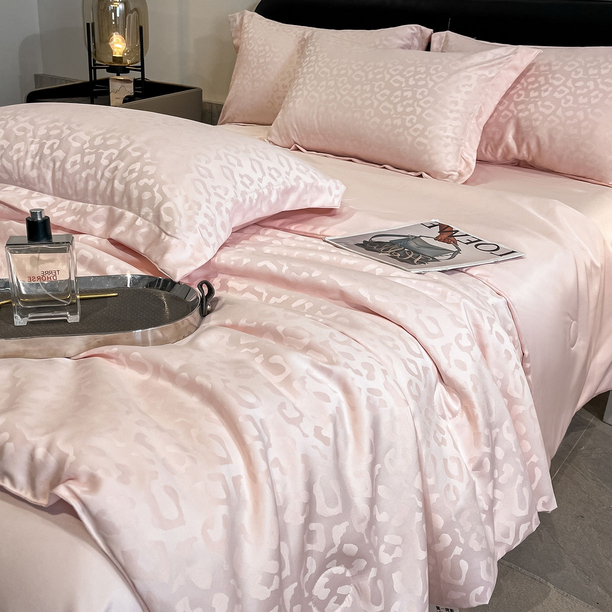 91家纺网 家纺一手货源 找家纺 逸尚阁 2026新款水洗真丝豹纹夏被四件套 豹纹夏被-粉