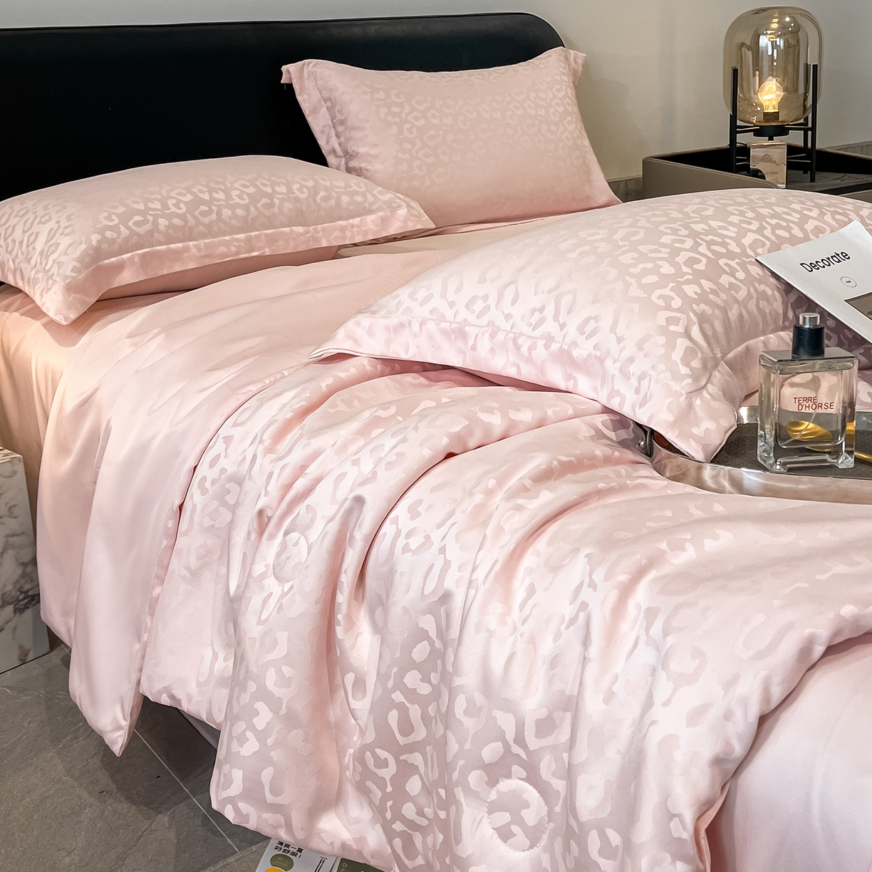 91家纺网 家纺一手货源 找家纺 逸尚阁 2026新款水洗真丝豹纹夏被四件套 豹纹夏被-粉