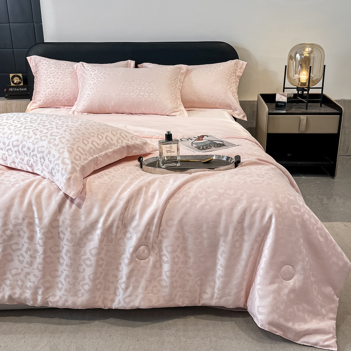 91家纺网 家纺一手货源 找家纺 逸尚阁 2026新款水洗真丝豹纹夏被四件套 豹纹夏被-粉