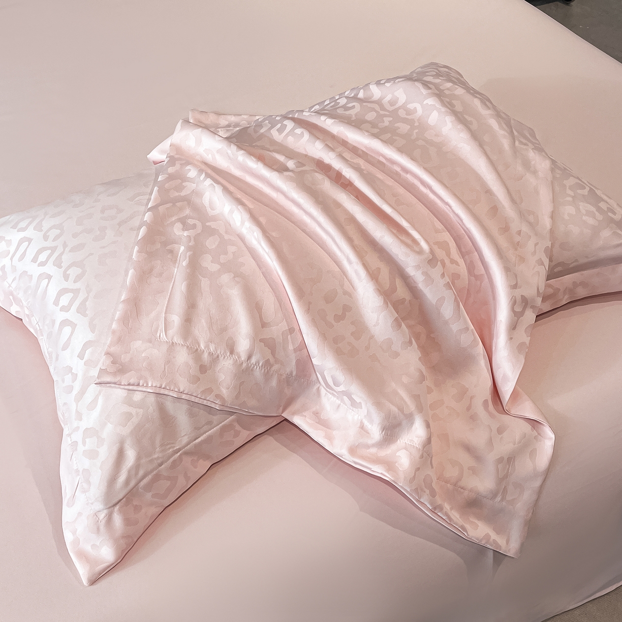 91家纺网 家纺一手货源 找家纺 逸尚阁 2026新款水洗真丝豹纹夏被四件套 豹纹夏被-粉