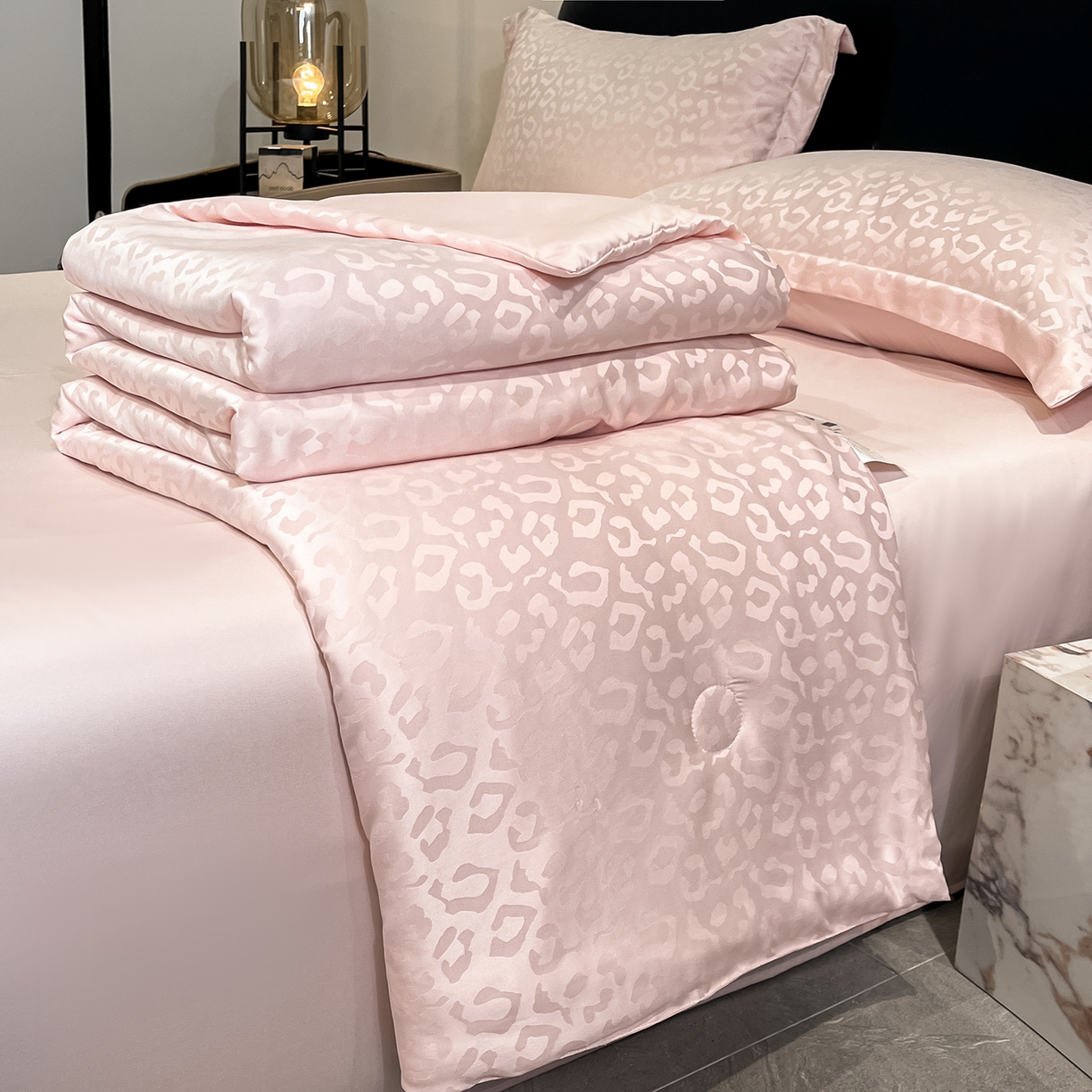 91家纺网 家纺一手货源 找家纺 逸尚阁 2026新款水洗真丝豹纹夏被四件套 豹纹夏被-粉