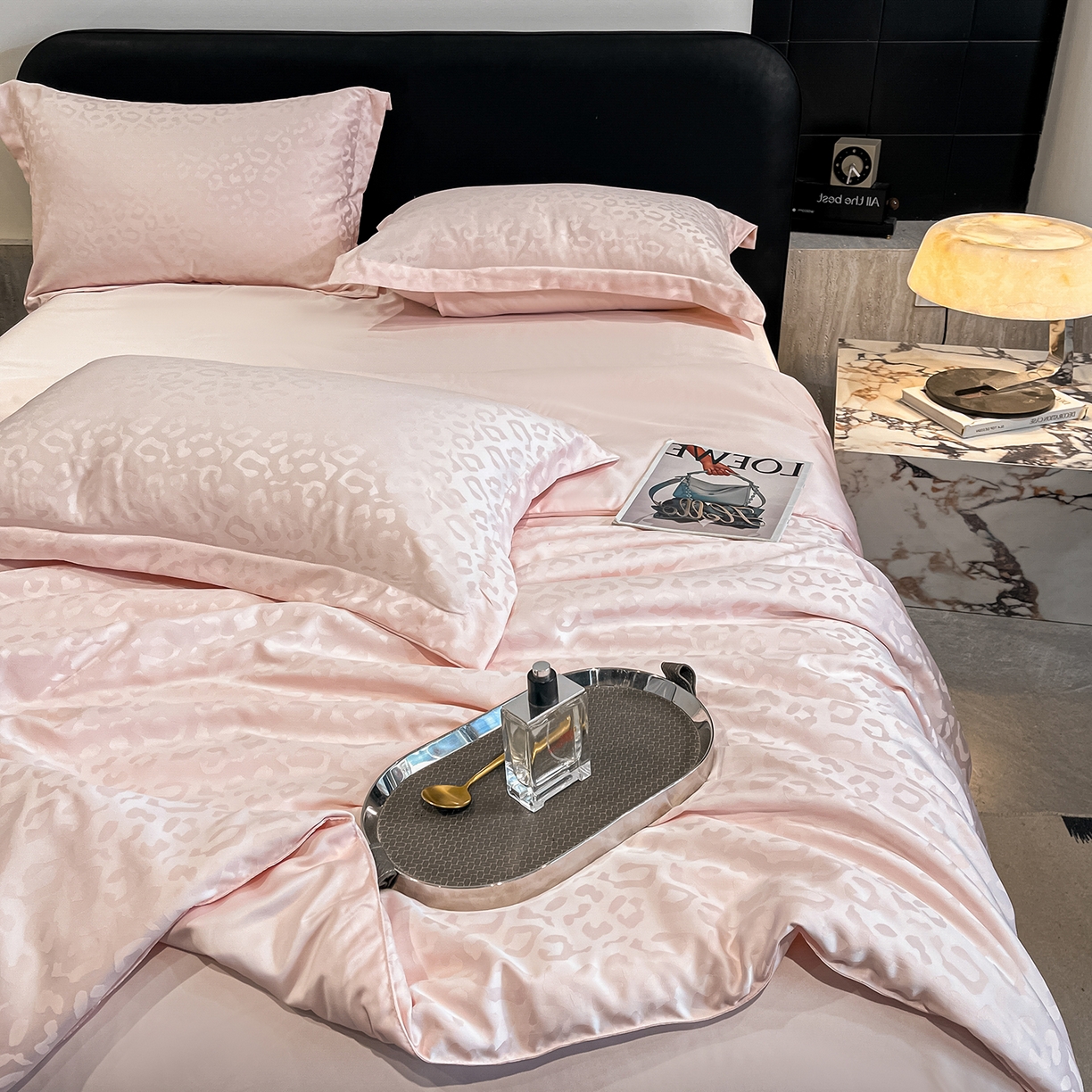 91家纺网 家纺一手货源 找家纺 逸尚阁 2026新款水洗真丝豹纹夏被四件套 豹纹夏被-粉