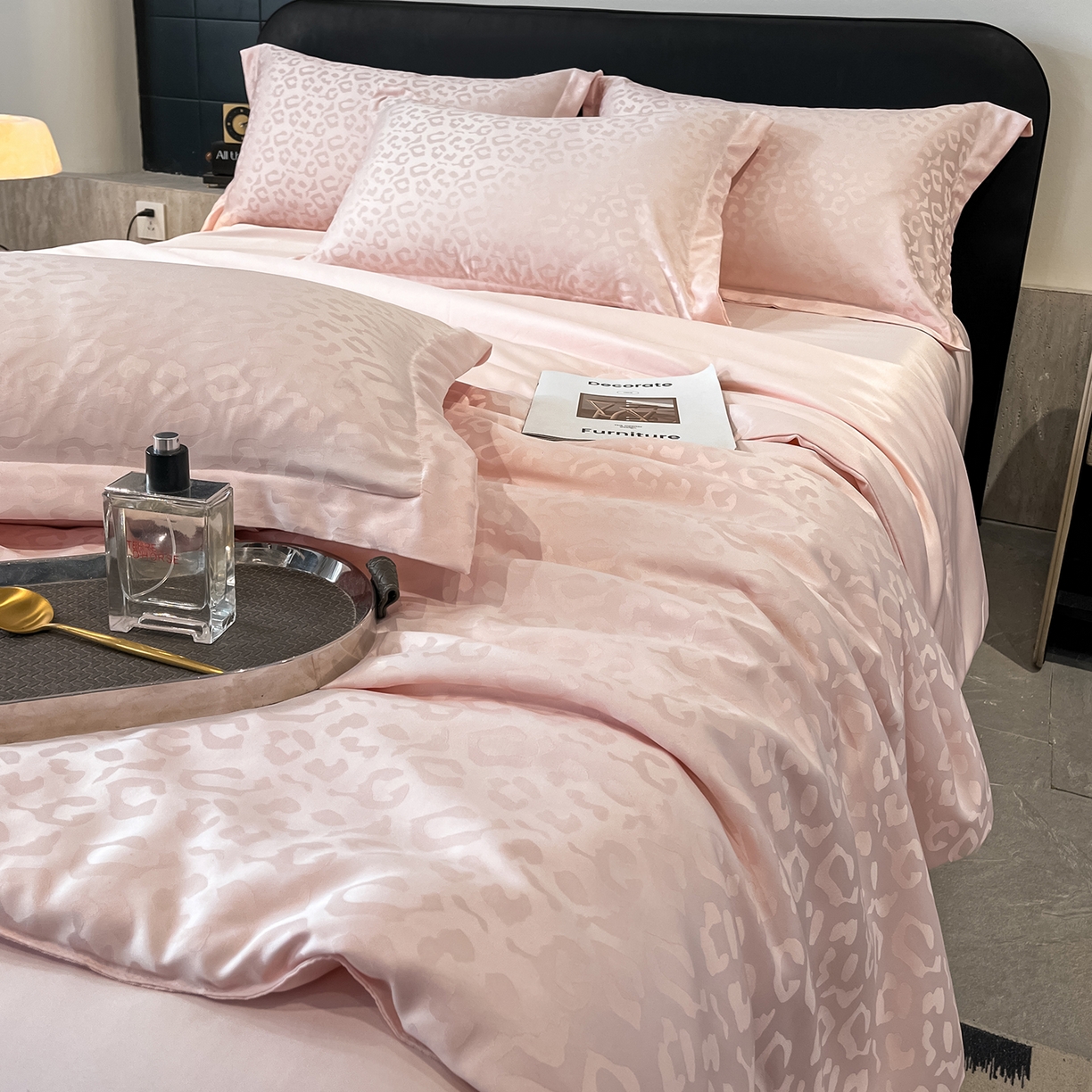 91家纺网 家纺一手货源 找家纺 逸尚阁 2026新款水洗真丝豹纹夏被四件套 豹纹夏被-粉