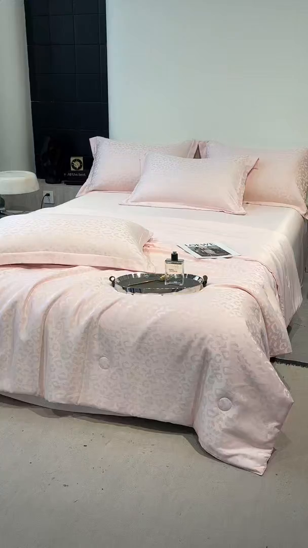 91家纺网 家纺一手货源 找家纺 逸尚阁 2026新款水洗真丝豹纹夏被四件套 豹纹夏被-粉