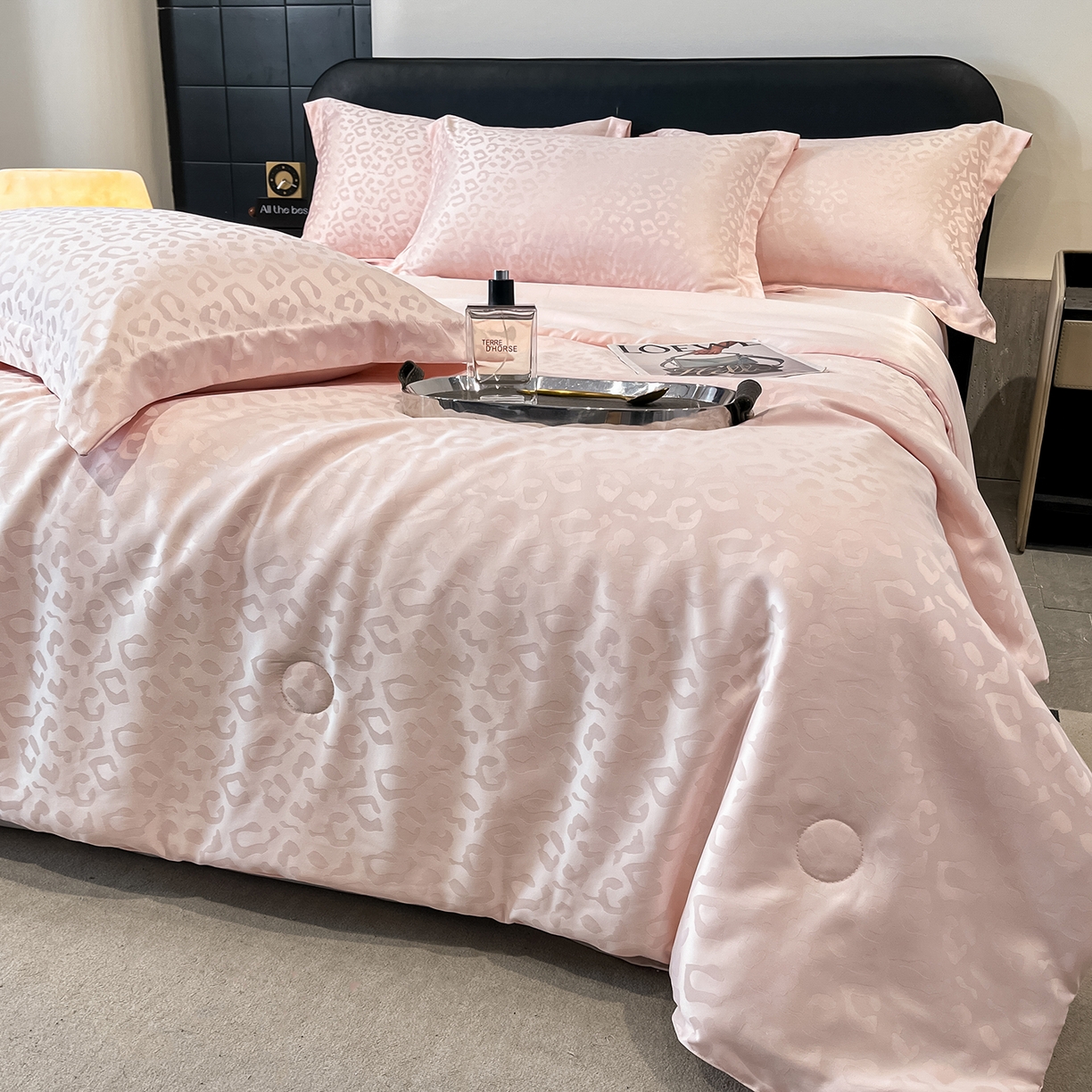 91家纺网 家纺一手货源 找家纺 逸尚阁 2026新款水洗真丝豹纹夏被四件套 豹纹夏被-粉