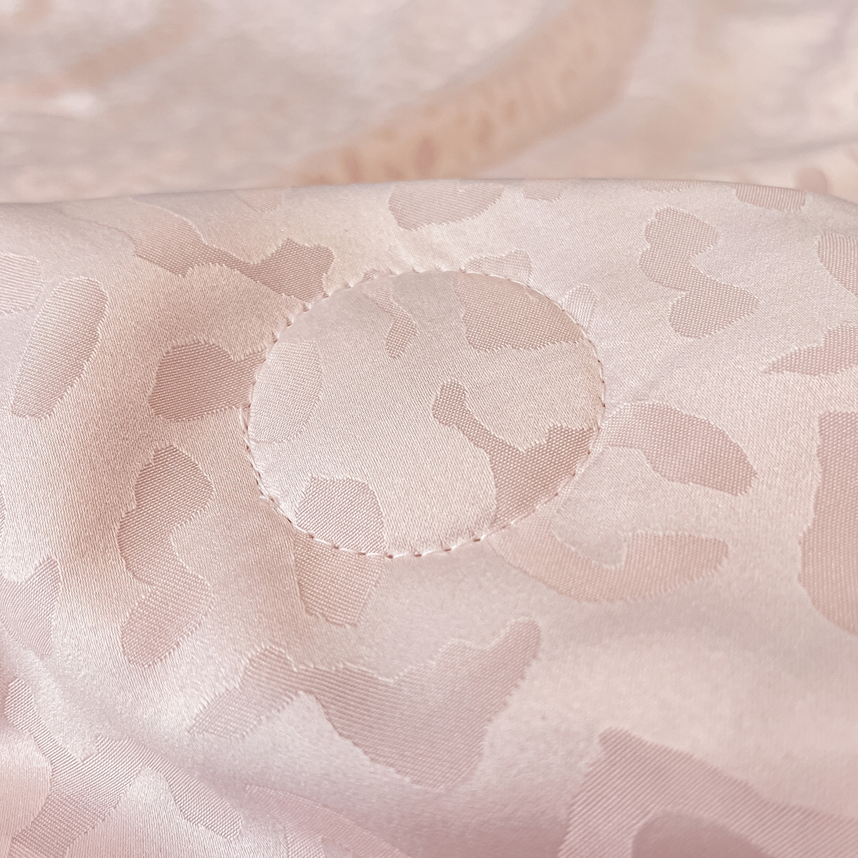 91家纺网 家纺一手货源 找家纺 逸尚阁 2026新款水洗真丝豹纹夏被四件套 豹纹夏被-粉