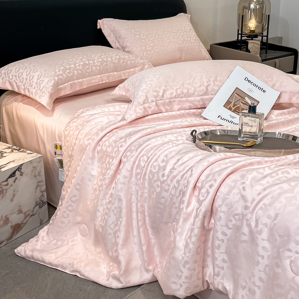 91家纺网 家纺一手货源 找家纺 逸尚阁 2026新款水洗真丝豹纹夏被四件套 豹纹夏被-粉