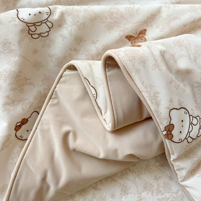 91家纺网 家纺一手货源 找家纺 卡普二店 2026新款A类锦氨凉感印花夏被四件套床盖凉席款--单夏被 奶盖Kitty