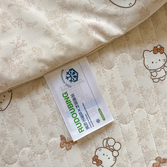 91家纺网 家纺一手货源 找家纺 卡普二店 2026新款A类锦氨凉感印花夏被四件套床盖凉席款--单夏被 奶盖Kitty