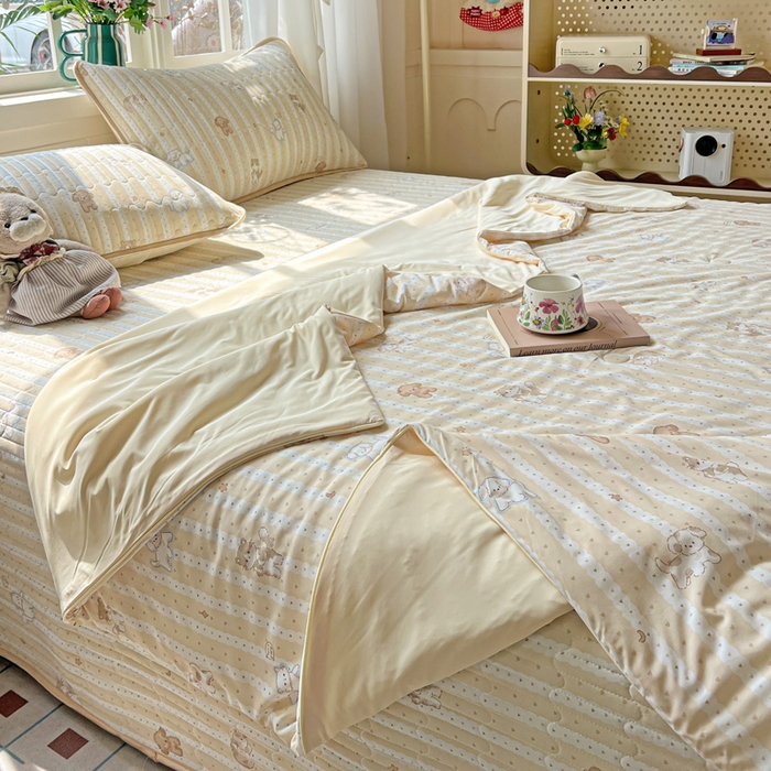 91家纺网 家纺一手货源 找家纺 卡普二店 2026新款A类锦氨凉感印花夏被四件套床盖凉席款--单夏被 奶黄泰迪