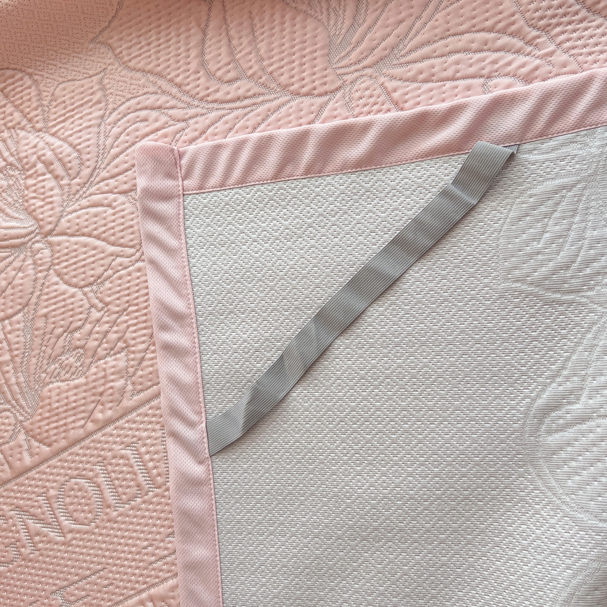 91家纺网 家纺一手货源 找家纺 能好家纺 2026新款高分子pe冰豆豆凉席床席款 半夏粉