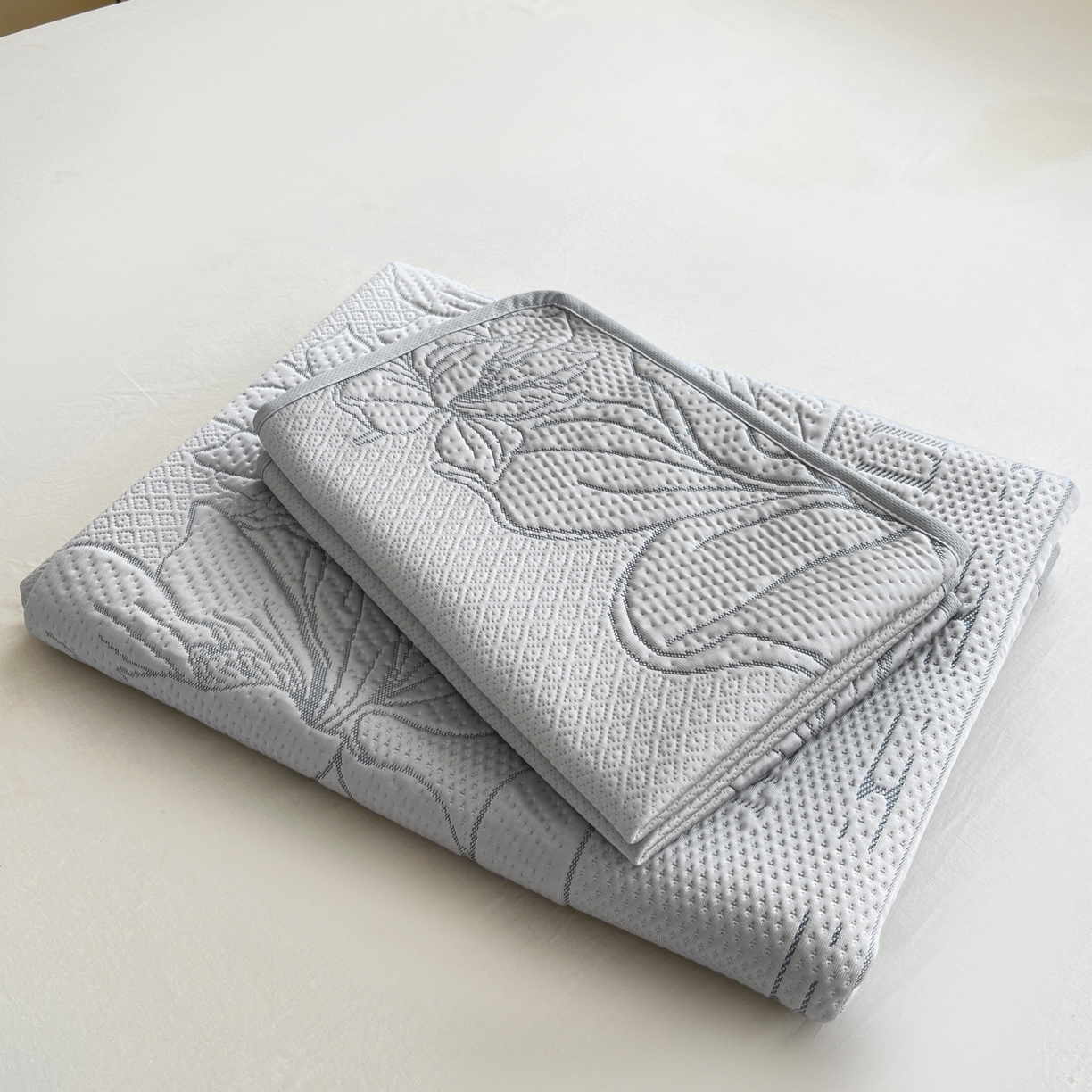 91家纺网 家纺一手货源 找家纺 能好家纺 2026新款高分子pe冰豆豆凉席床席款 半夏灰