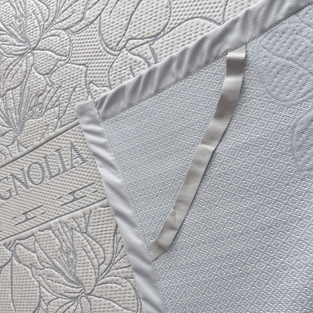 91家纺网 家纺一手货源 找家纺 能好家纺 2026新款高分子pe冰豆豆凉席床席款 半夏灰