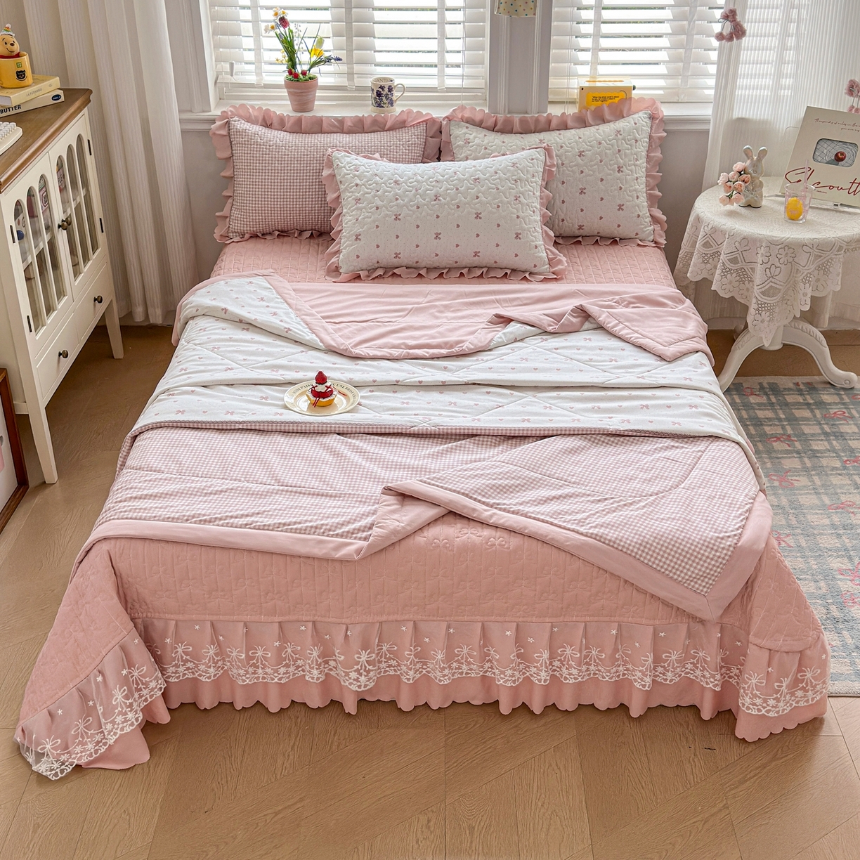 91家纺网 家纺一手货源 找家纺 雅眠居 2026新款直播爆款古法仿棉双层蕾丝花边床盖四件套 AB版-彩格粉