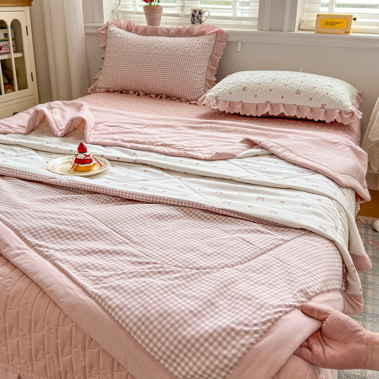 91家纺网 家纺一手货源 找家纺 雅眠居 2026新款直播爆款古法仿棉双层蕾丝花边床盖四件套 AB版-彩格粉