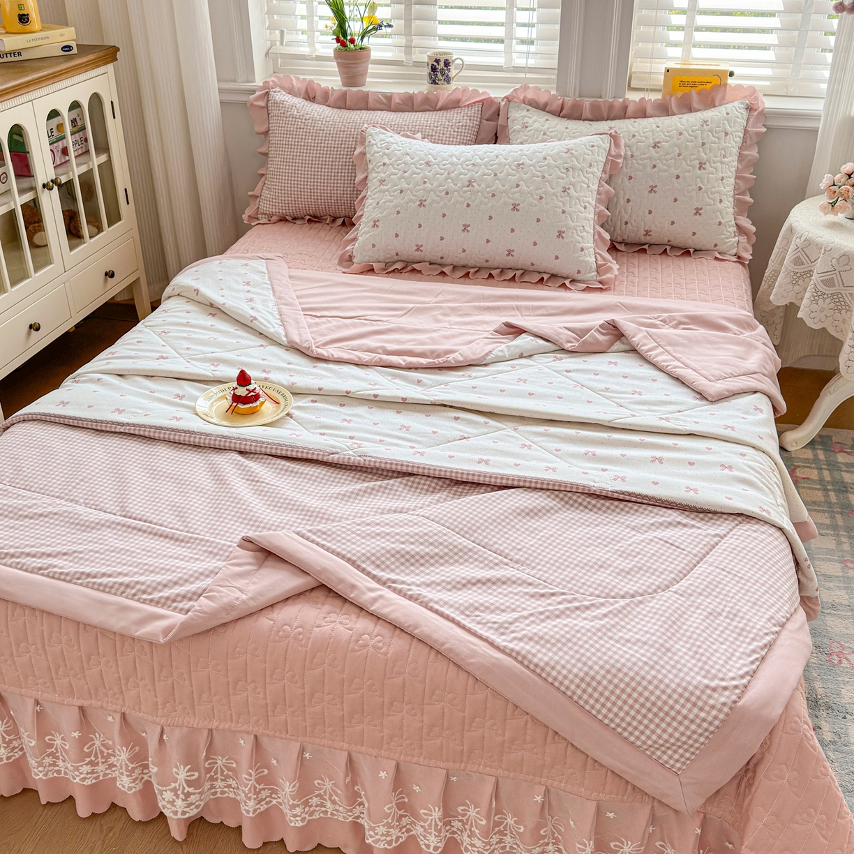 91家纺网 家纺一手货源 找家纺 雅眠居 2026新款直播爆款古法仿棉双层蕾丝花边床盖四件套 AB版-彩格粉