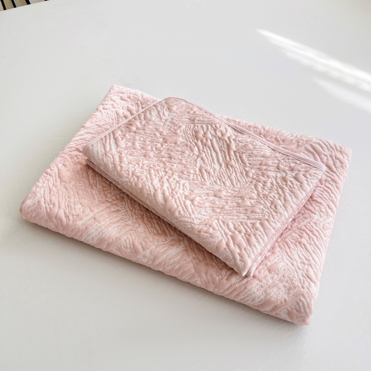 91家纺网 家纺一手货源 找家纺 能好家纺 2026新款高分子pe冰豆豆凉席床席款 轻奢粉