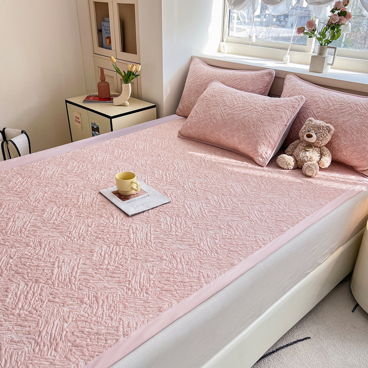 91家纺网 家纺一手货源 找家纺 能好家纺 2026新款高分子pe冰豆豆凉席床席款 轻奢粉