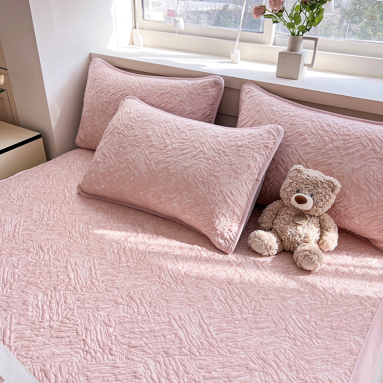 91家纺网 家纺一手货源 找家纺 能好家纺 2026新款高分子pe冰豆豆凉席床席款 轻奢粉