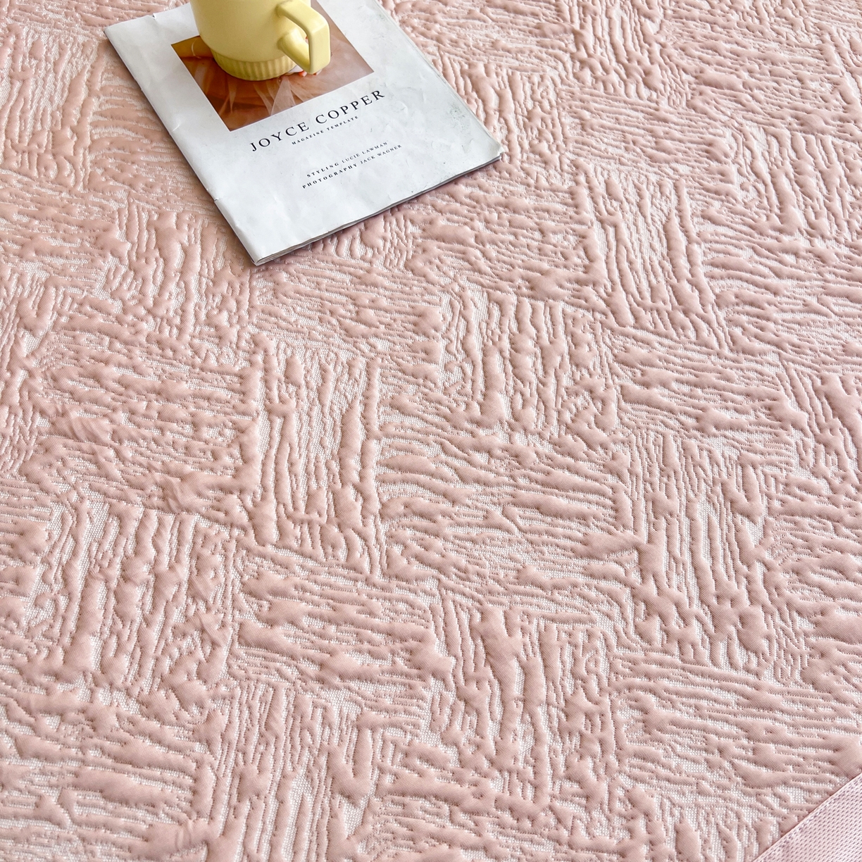 91家纺网 家纺一手货源 找家纺 能好家纺 2026新款高分子pe冰豆豆凉席床席款 轻奢粉