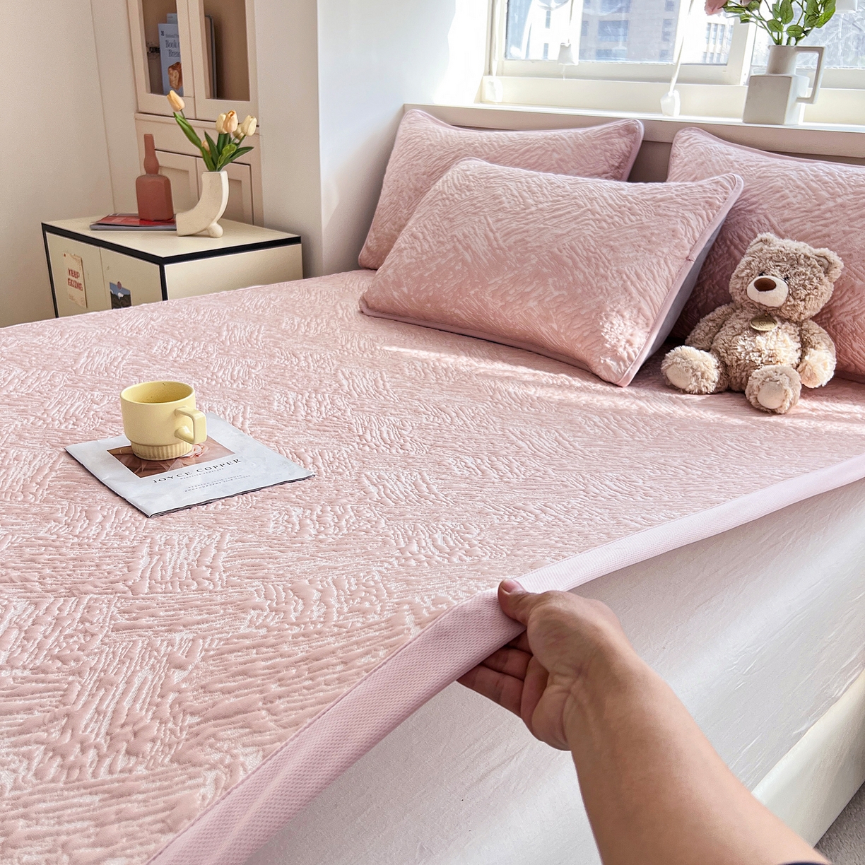 91家纺网 家纺一手货源 找家纺 能好家纺 2026新款高分子pe冰豆豆凉席床席款 轻奢粉