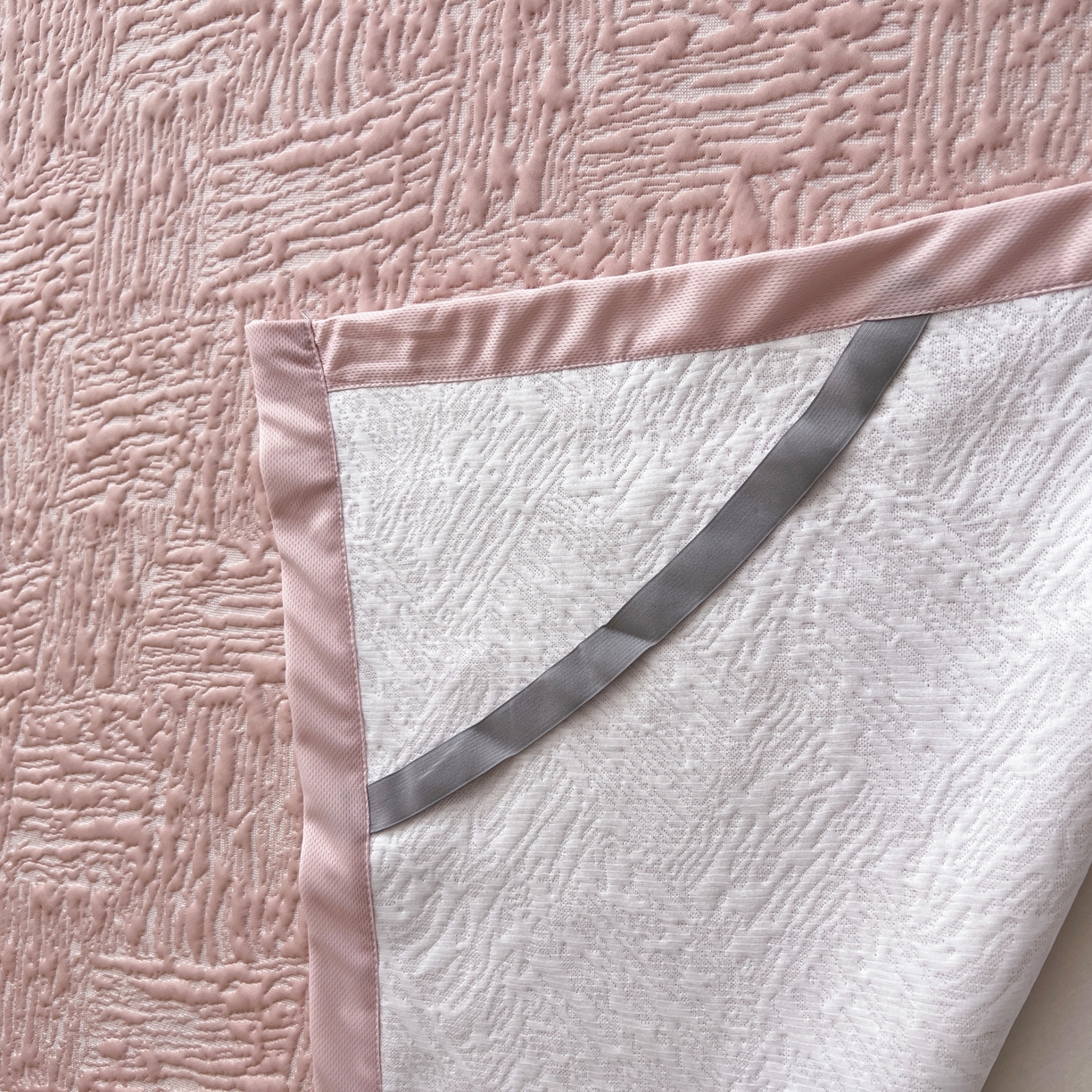 91家纺网 家纺一手货源 找家纺 能好家纺 2026新款高分子pe冰豆豆凉席床席款 轻奢粉