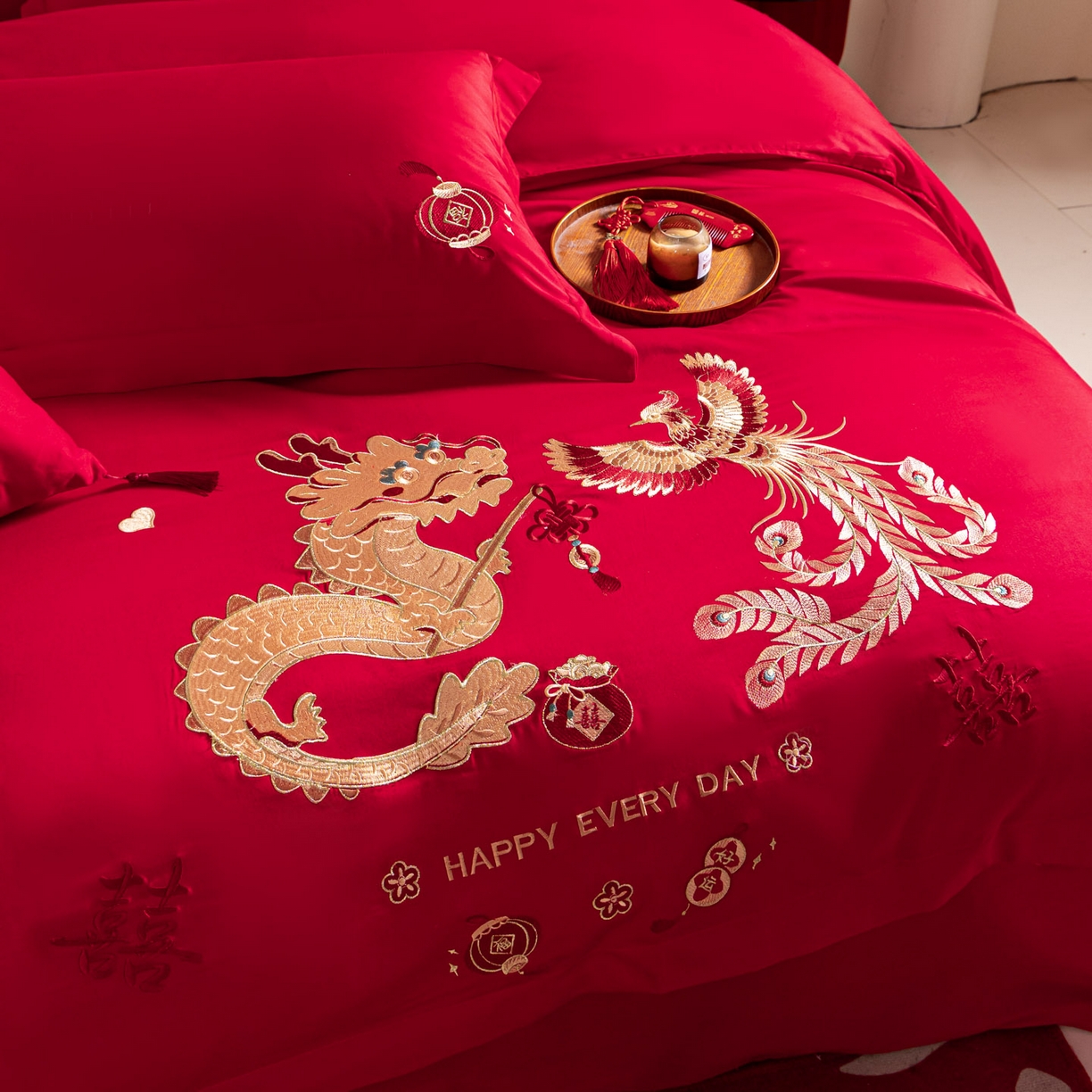 91家纺网 家纺一手货源 找家纺 东方合美（原：皇家传奇） 2026新款纯棉长绒棉刺绣婚庆四件套-龙凤系列 张灯结彩