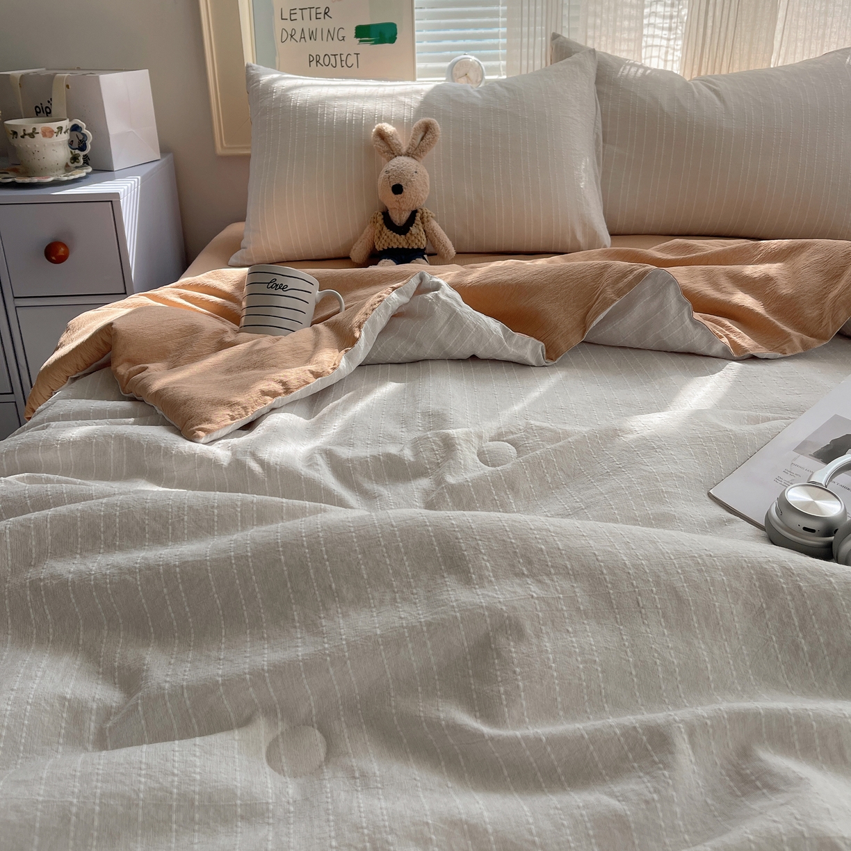 91家纺网 家纺一手货源 找家纺 栩裕纺织 2026新款高克重无印风阳离子提花单夏被-夏被三件套四件套 夏被-白+咖