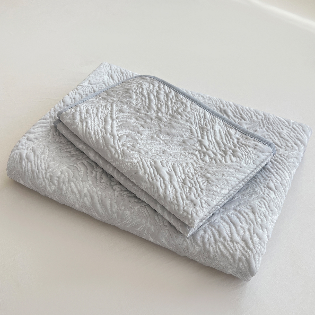 91家纺网 家纺一手货源 找家纺 能好家纺 2026新款高分子pe冰豆豆凉席床席款 轻奢灰