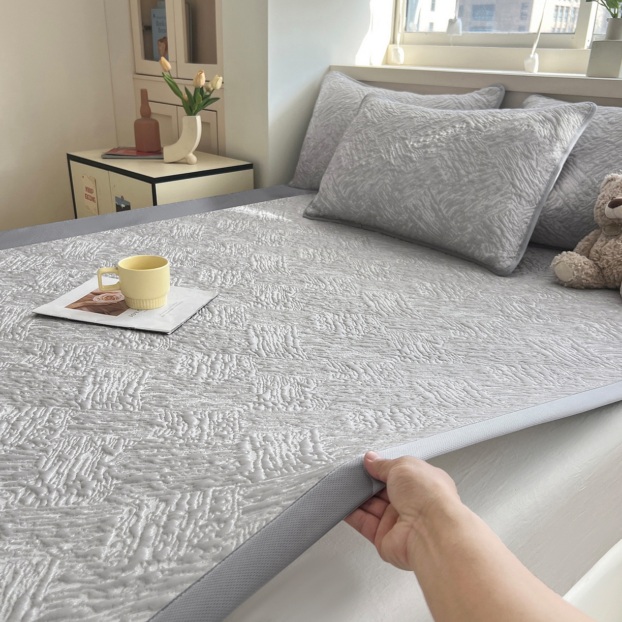 91家纺网 家纺一手货源 找家纺 能好家纺 2026新款高分子pe冰豆豆凉席床席款 轻奢灰