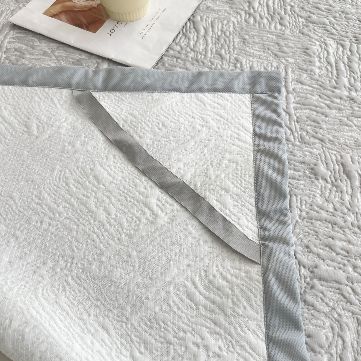 91家纺网 家纺一手货源 找家纺 能好家纺 2026新款高分子pe冰豆豆凉席床席款 轻奢灰