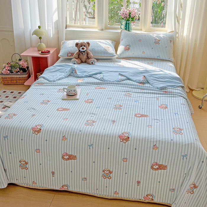 91家纺网 家纺一手货源 找家纺 卡普二店 2026新款A类锦氨凉感印花夏被四件套床盖凉席款--单夏被 条纹熊